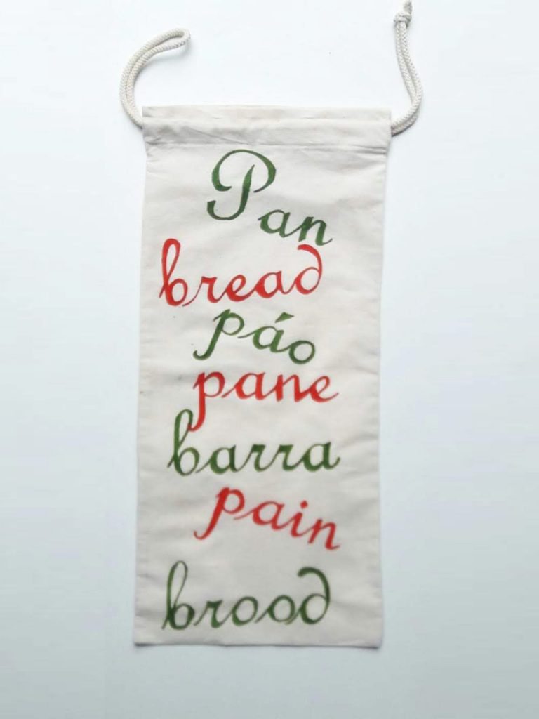 BOLSA EN TELA DE PAN LETRAS VERDES Y ROJAS